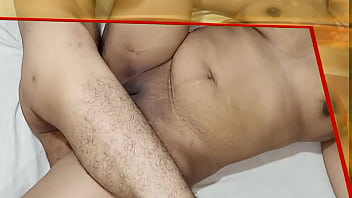 Зрелая брюнетка выполняет отсос мужчине в большой ванной перед сексом